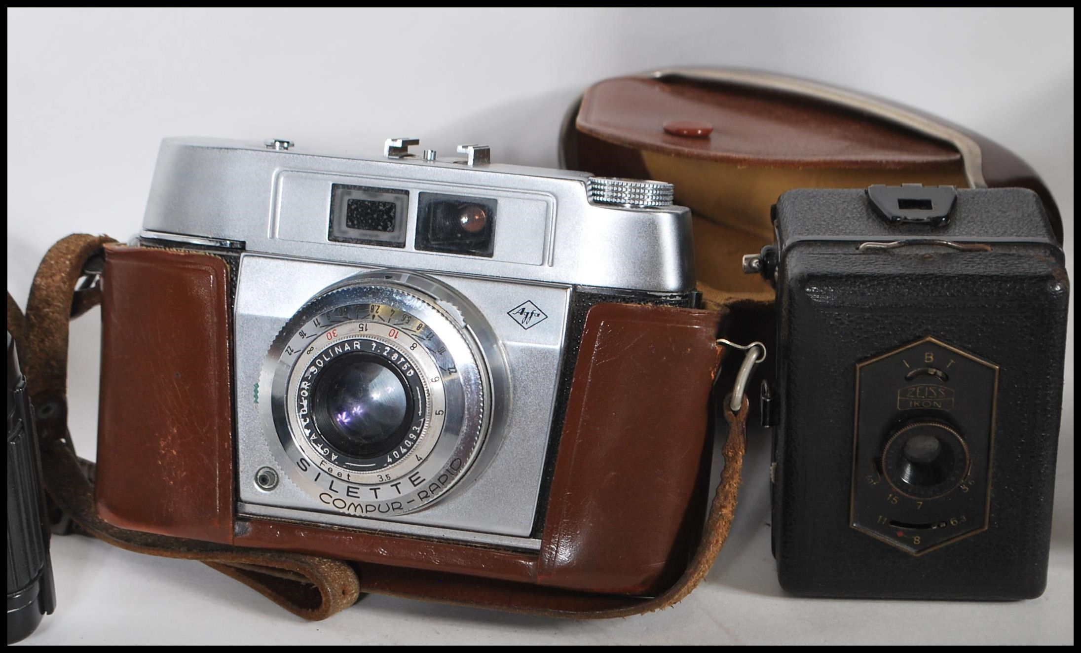 A collection of vintage film cameras to include a Praktica B100 film camera, an Olympus Quick - Image 5 of 8