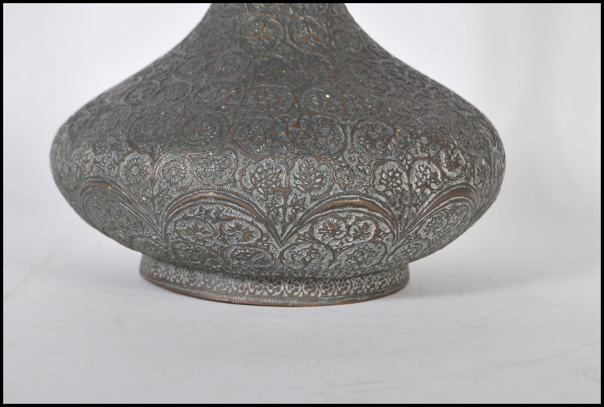 A early to mid 20th Century Middle Eastern / Islamic lidded copper water pourer / vase of bulbous - Bild 2 aus 8