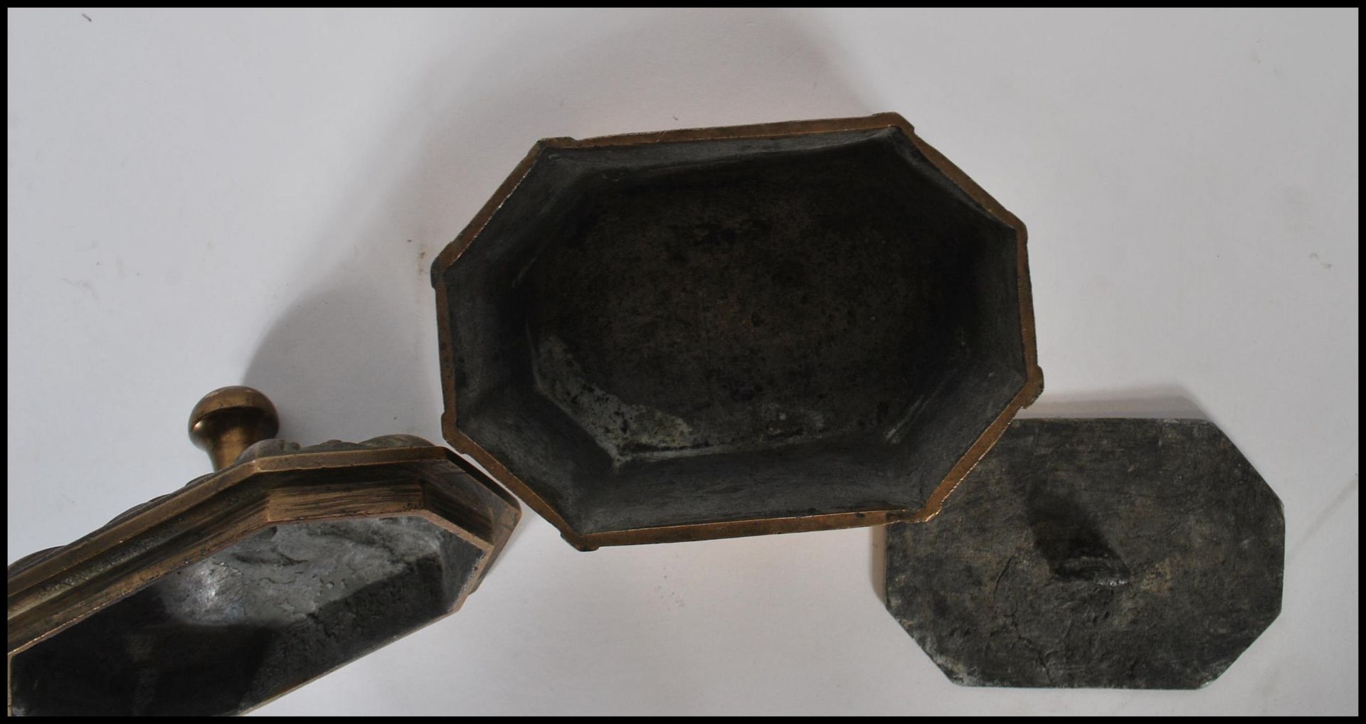 A 19th Century cast bronze tea / tobacco press of octagonal form having embossed panelled decoration - Bild 8 aus 9