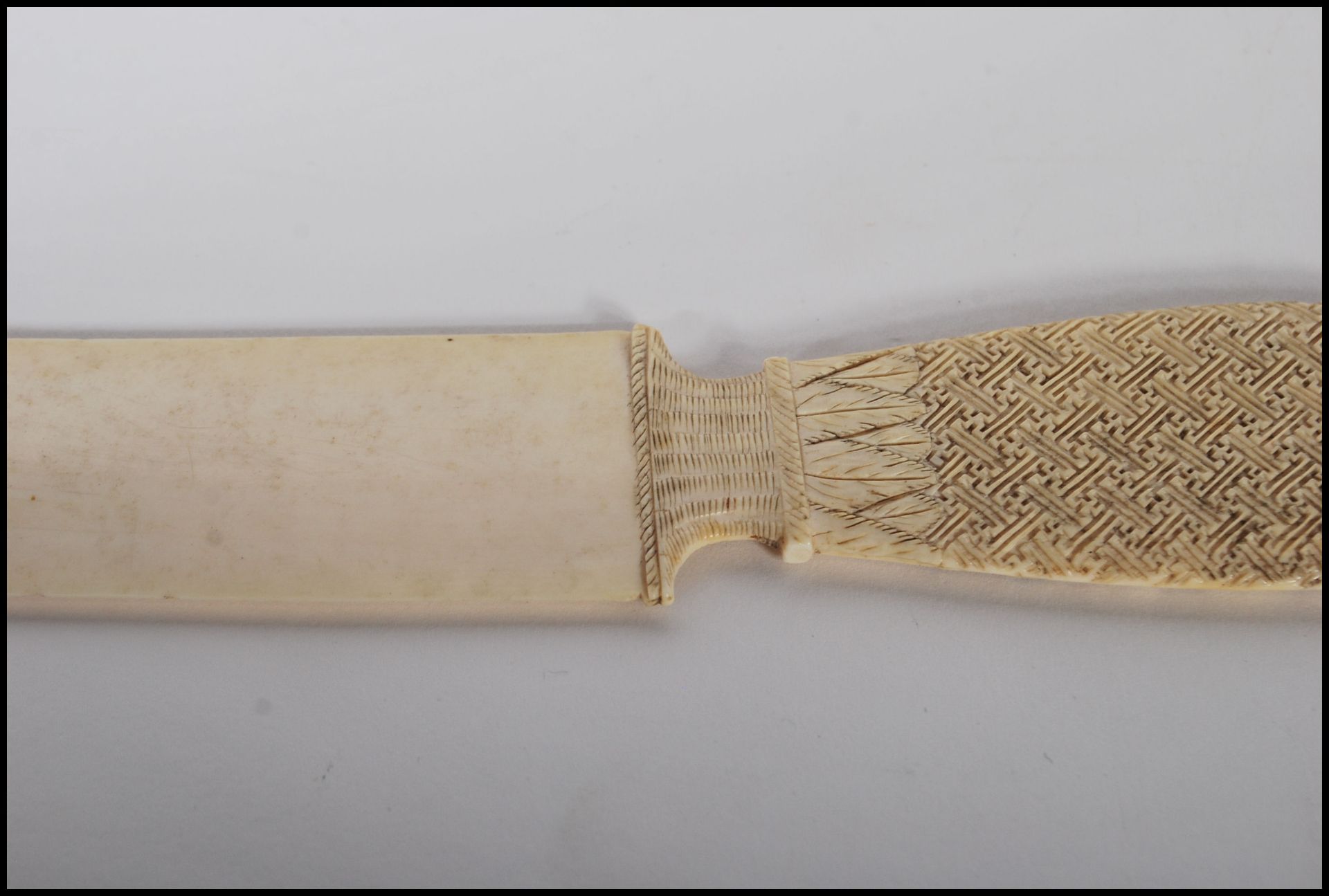 A 19th Century Chinese Cantonese ivory page turner / letter opener / paper knife having profusely - Bild 7 aus 8