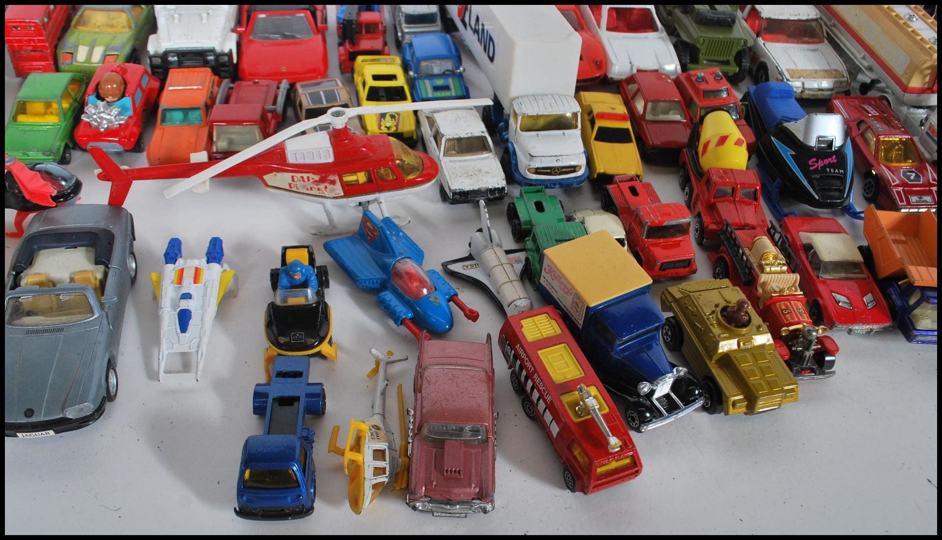 A large collection of playworn diecast model cars to include Matchbox, Corgi,  Hot Wheels etc - Bild 3 aus 10