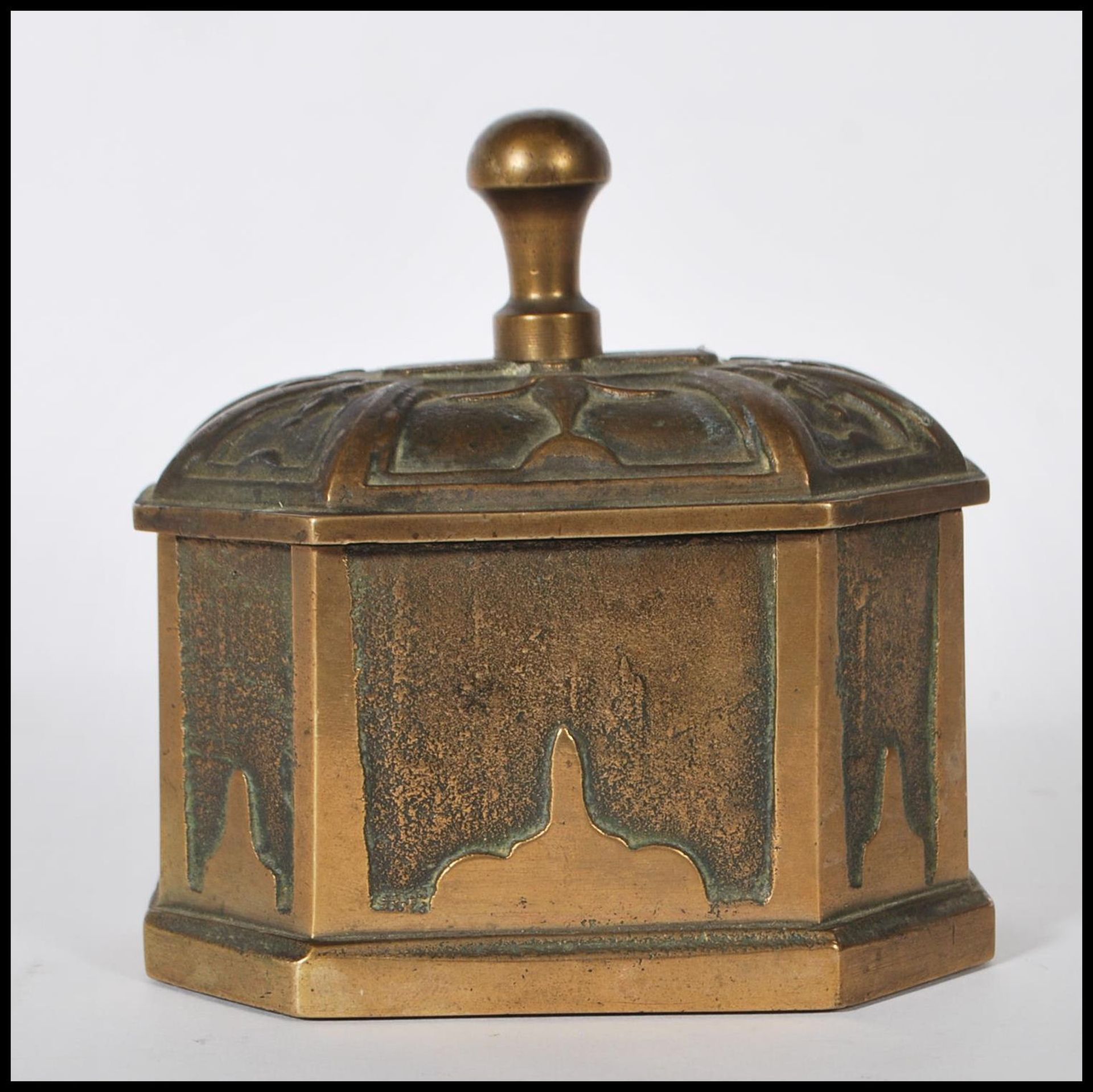 A 19th Century cast bronze tea / tobacco press of octagonal form having embossed panelled decoration - Bild 4 aus 9