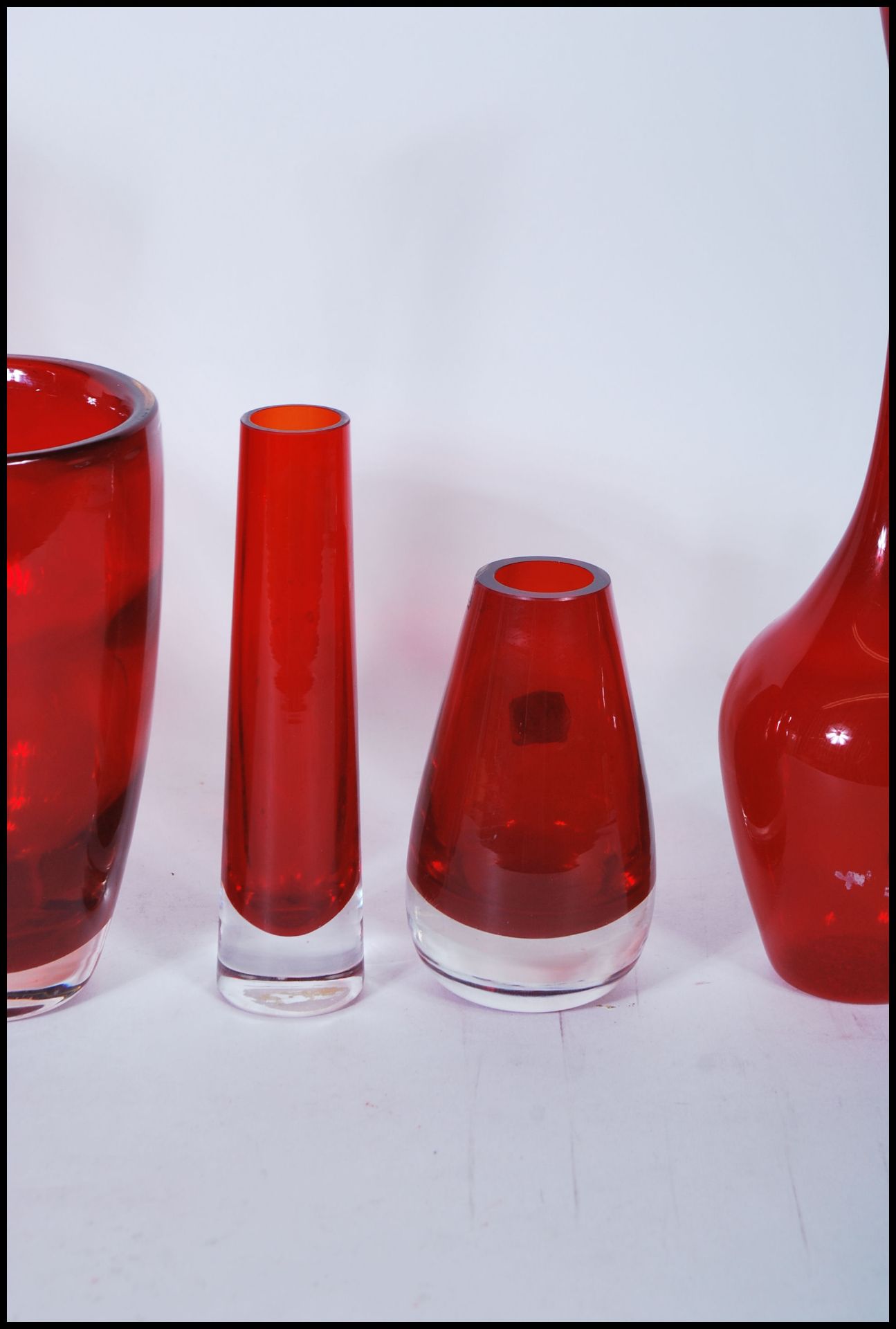 A selection of 20th Century vintage retro red ruby studio glass vases to include a Borsk olive style - Bild 6 aus 7