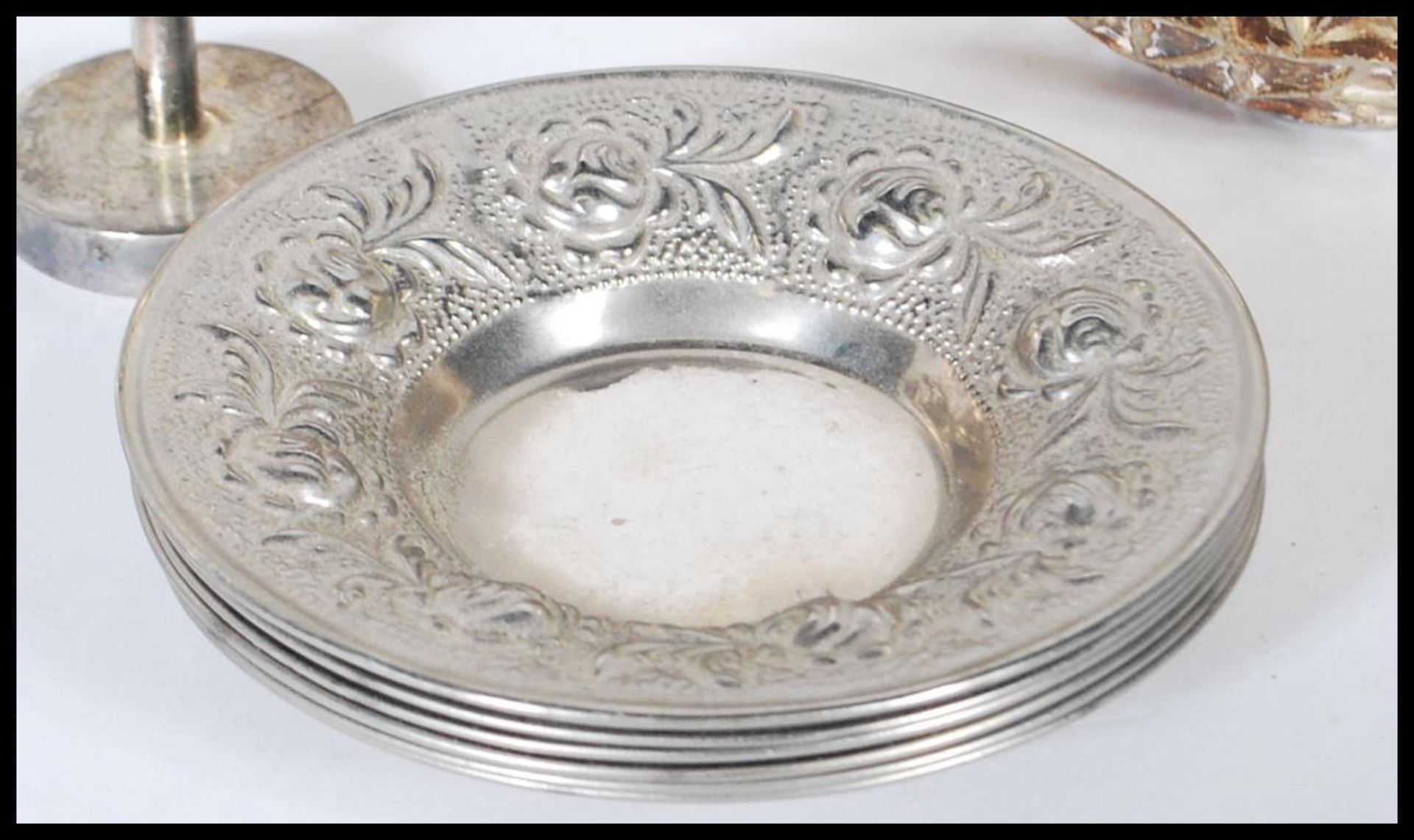 A large collection of silver plate to include salvers, candelabra, teapot, coffee pot. peanut - Bild 8 aus 8