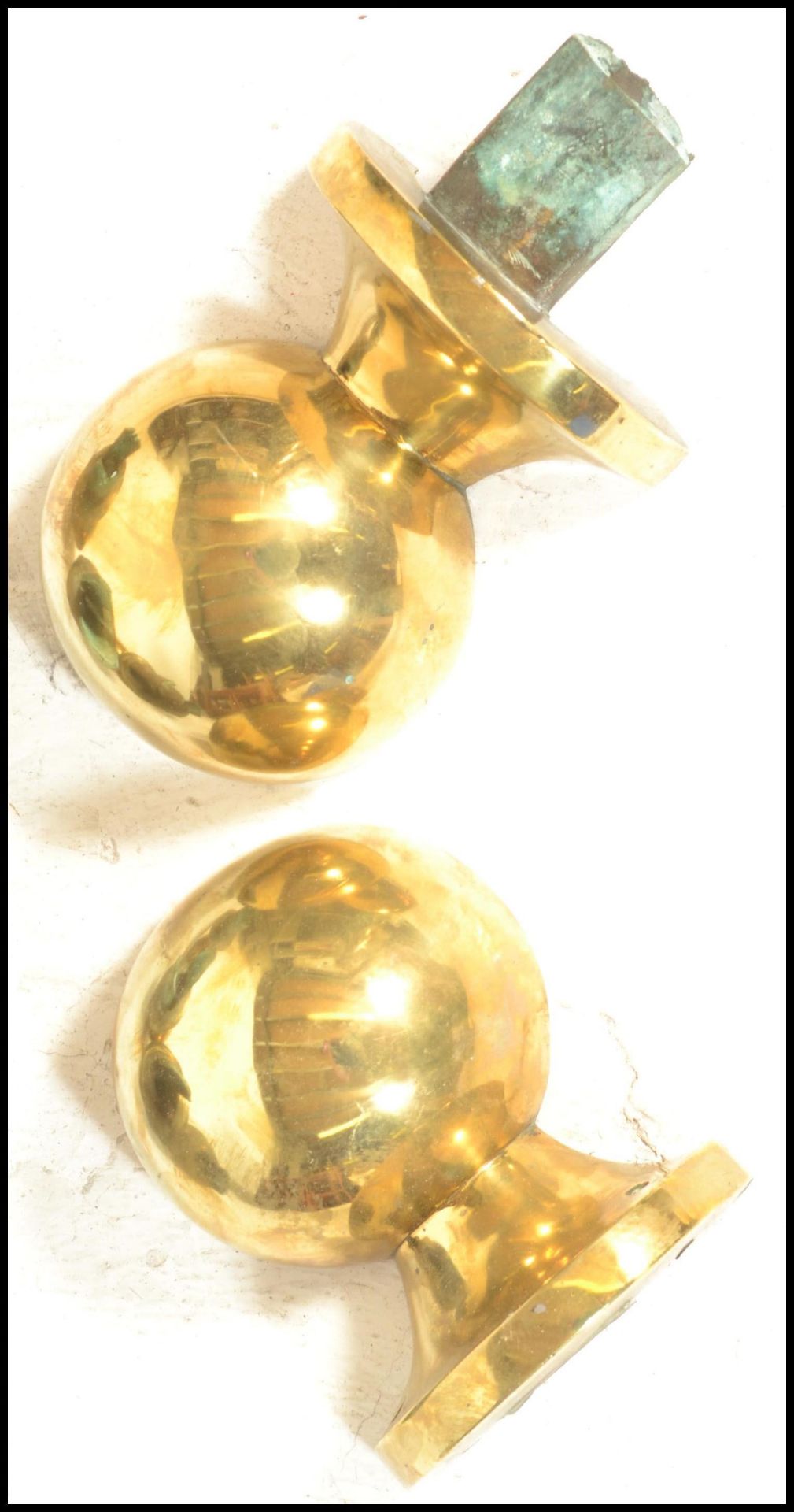 A 19th Century Victorian collection of cast brass balustrade / staircase finials of round orb - Bild 4 aus 4
