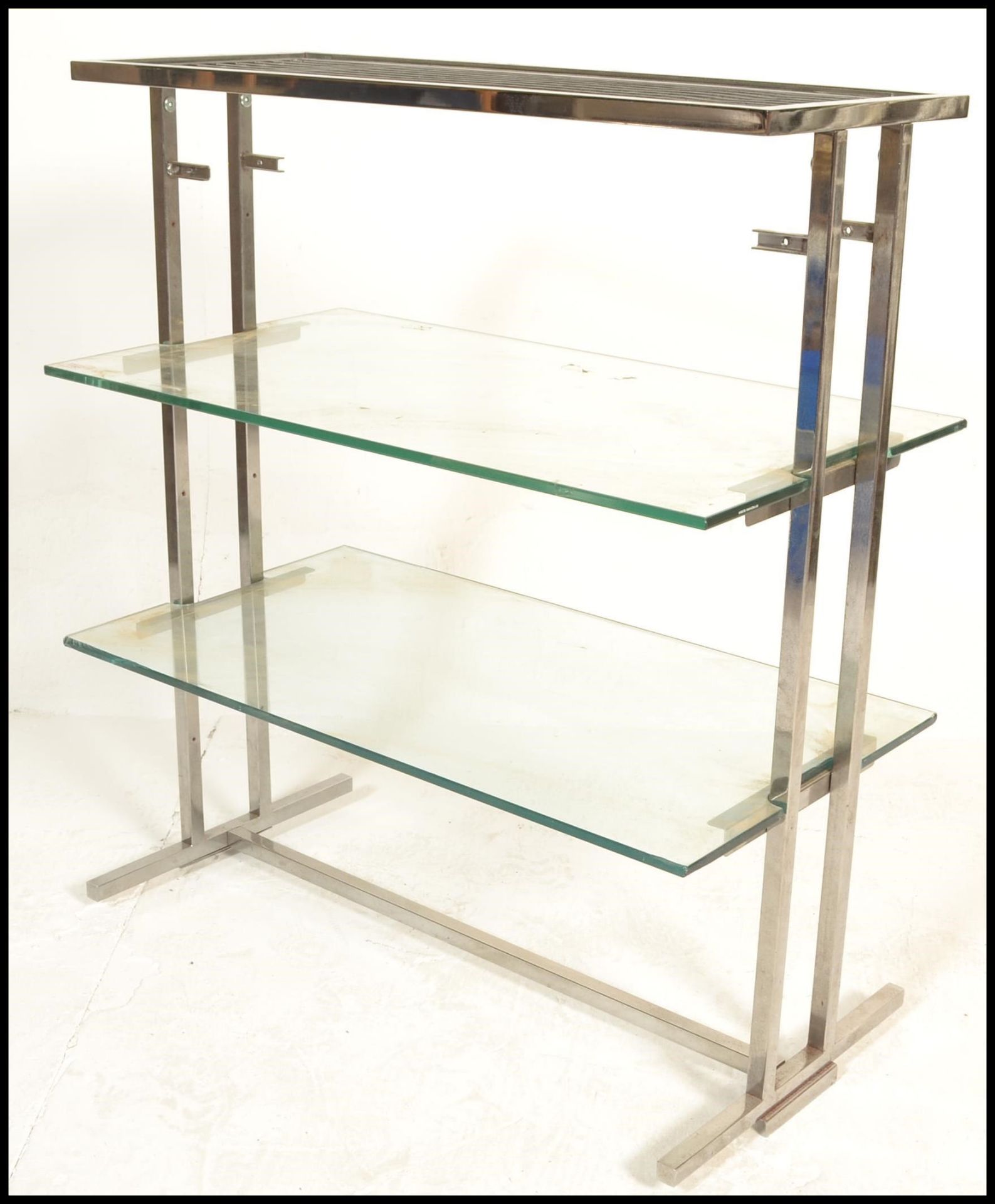 A vintage 20th Century vintage industrial glass and chrome shelving unit having two tiers of glass - Bild 4 aus 4