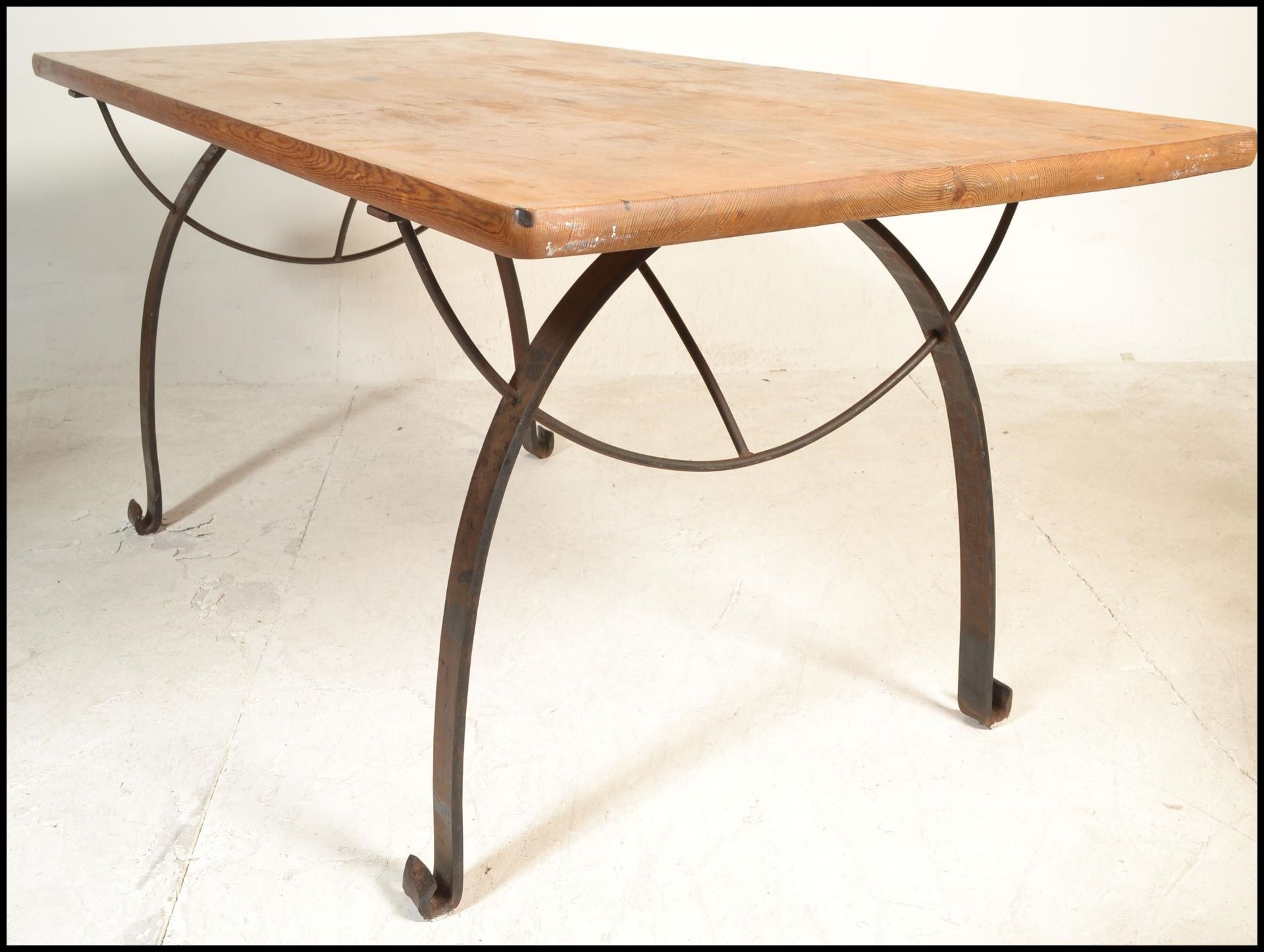 A large 20th Century plank top refectory dining table, the table top constructed from reclaimed pine - Bild 5 aus 5