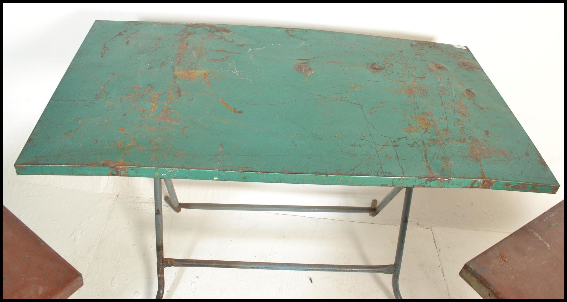 A set of retro 20th century metal folding cafe tables. Each with folding metal leg bases having - Bild 2 aus 7