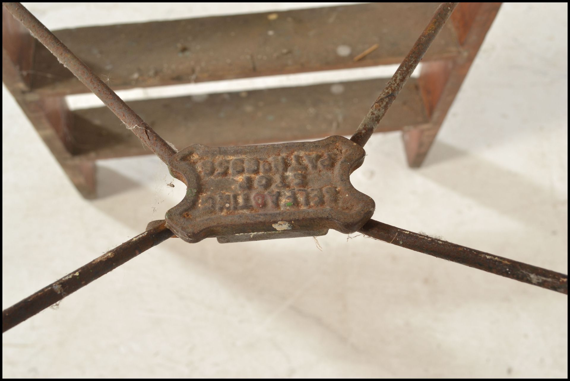 An early 20th Century pine and iron mounted ' Simplex Ladder ', with Self Acting Stop, Patent No. - Bild 4 aus 5