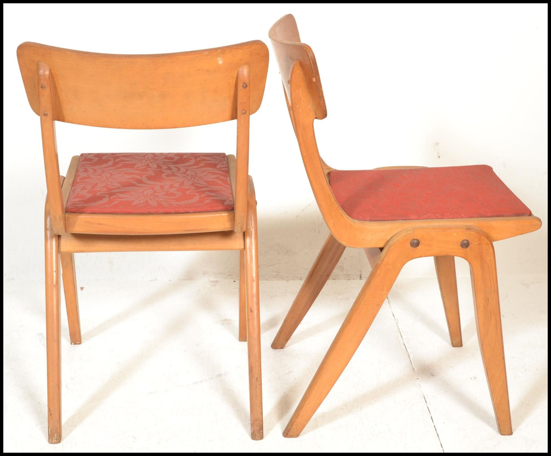 A set of 4 mid century stacking dining chairs in the manner of Ben Chairs. Beechwood bentwood a- - Bild 4 aus 6