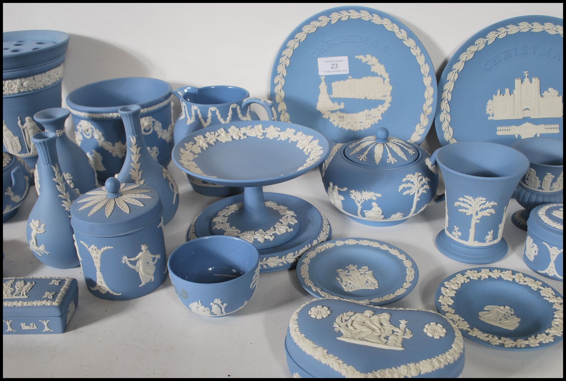 A large collection of 20th Century Wedgwood Jasperware ceramics to included lidded trinket pots, - Bild 5 aus 7