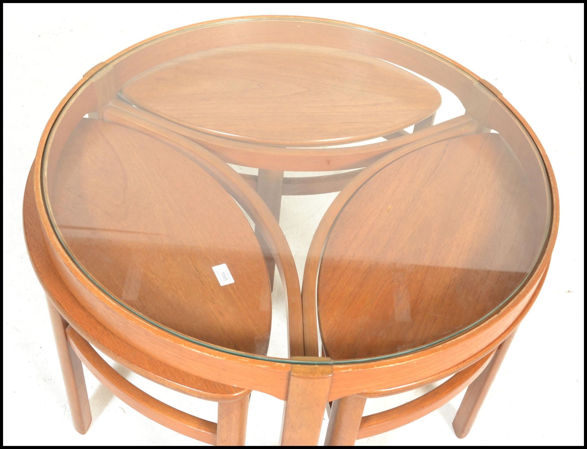 A retro 1970's Nathan teak and glass Trinity quartetto nest of table being raised on shaped legs - Bild 2 aus 8