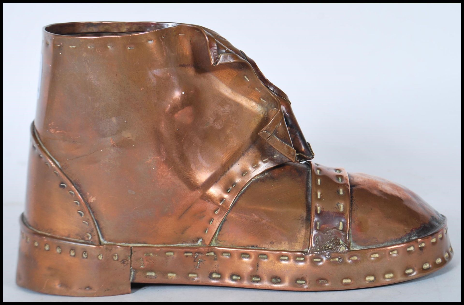 An early 20th Century Arts and Crafts copper hobnail boot having hand beaten decoration. Measures - Bild 5 aus 7