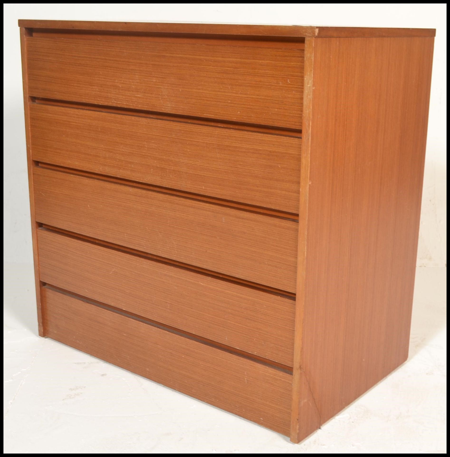 A 1960's retro vintage teak wood chest of drawers of simple form having a straight run of four - Bild 3 aus 5