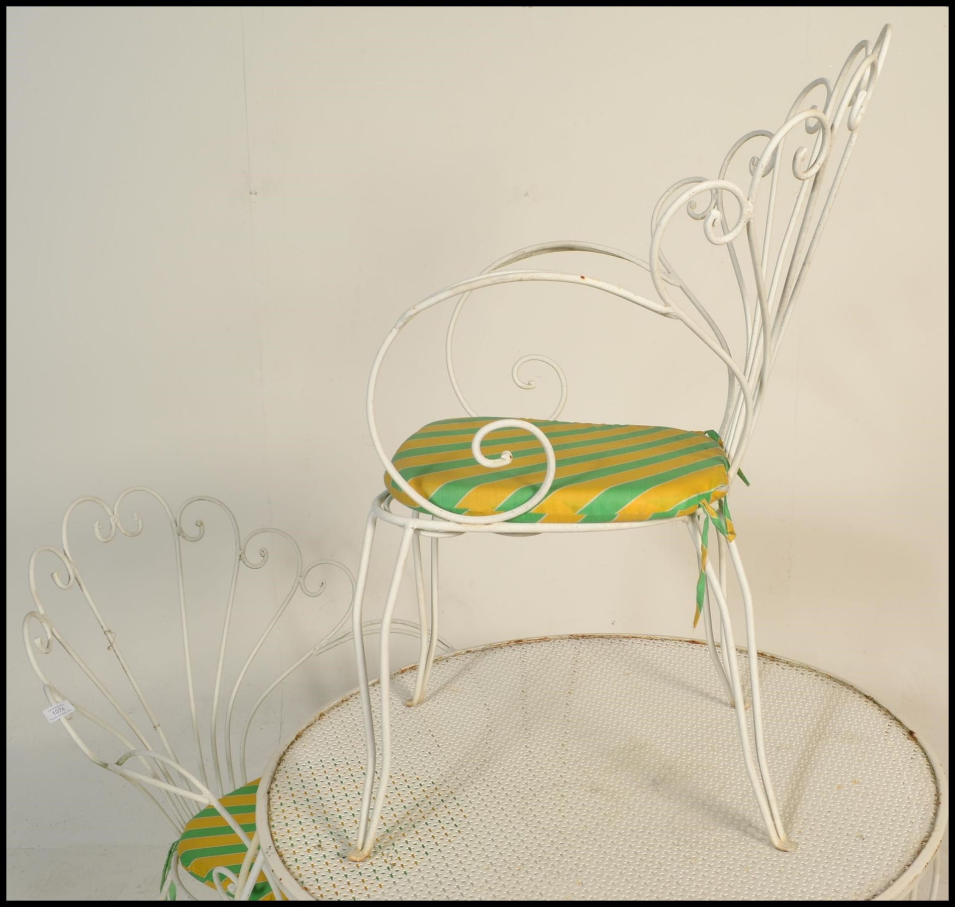 A 20th Century metal garden table and two chairs, the chairs having scroll fan backrests raised on - Bild 7 aus 11