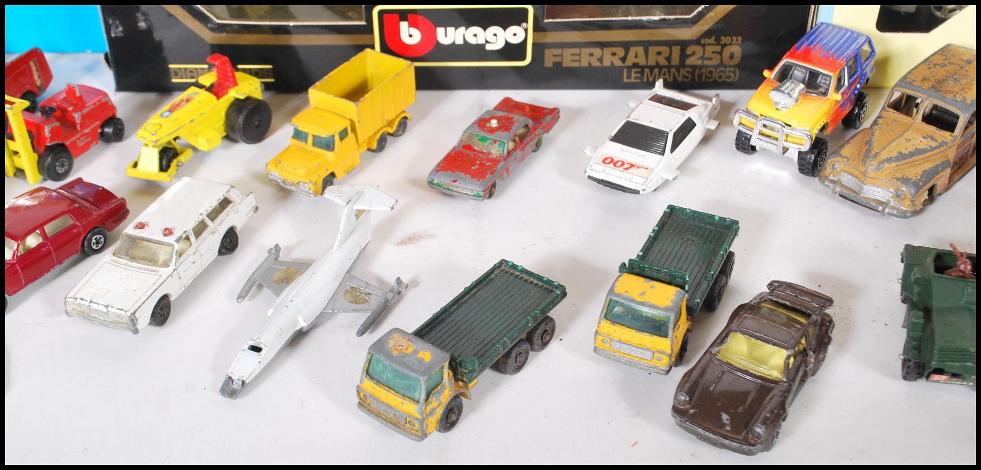 A collection of cars to include diecast 1:18 scale Burago  Ferrari 350, Bugatti 3B110, smaller scale - Bild 4 aus 11