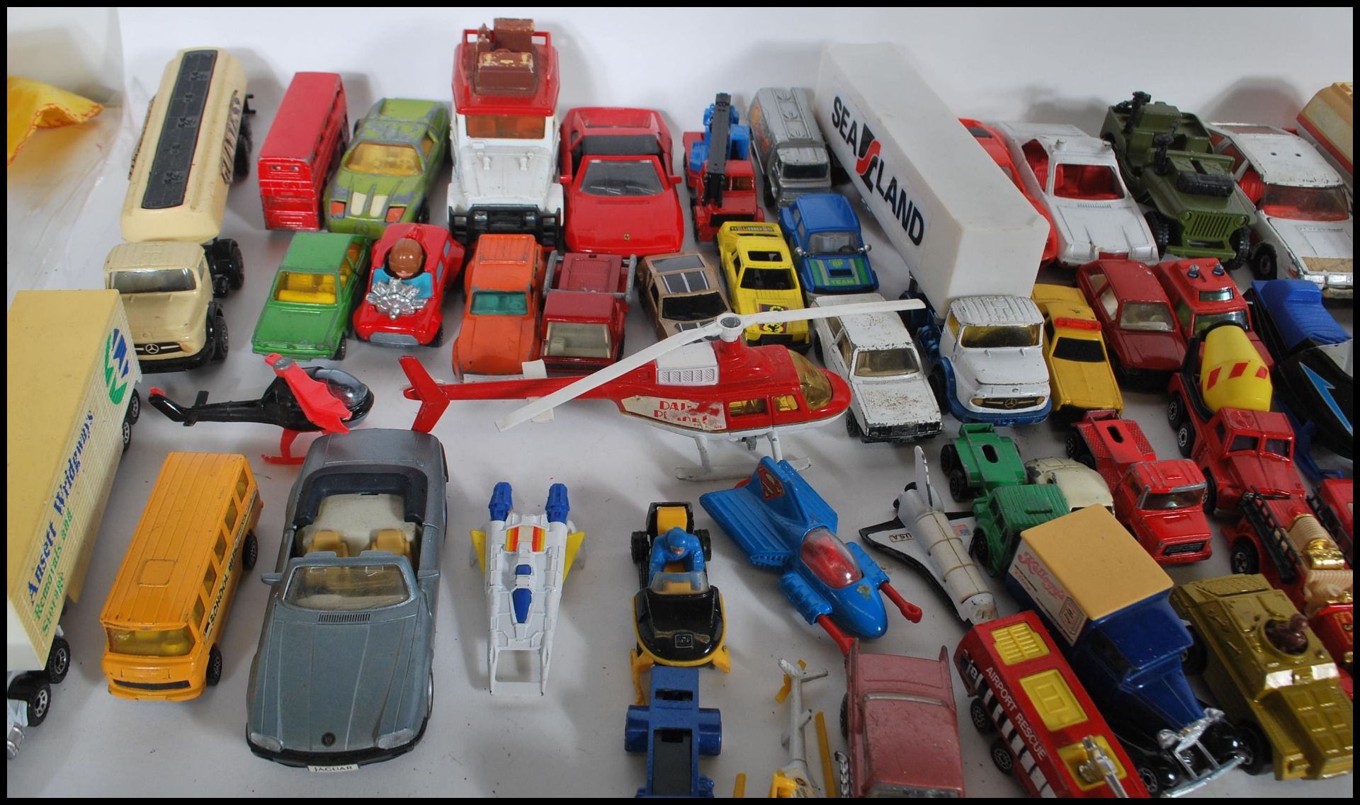 A large collection of playworn diecast model cars to include Matchbox, Corgi,  Hot Wheels etc - Bild 2 aus 10