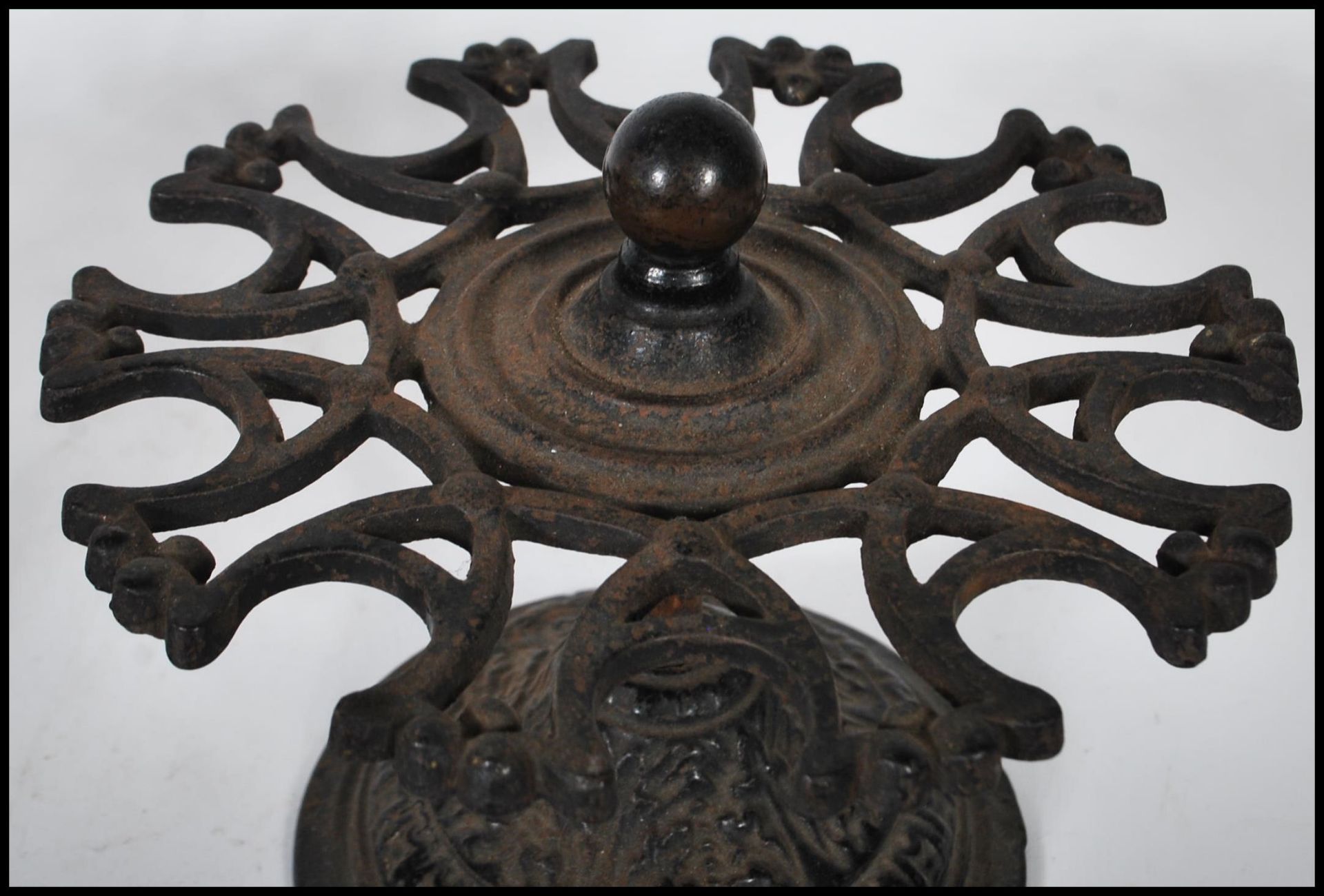 A matching pair of late 19th Century Victorian cast iron post office desktop stamp holder stands - Bild 5 aus 7