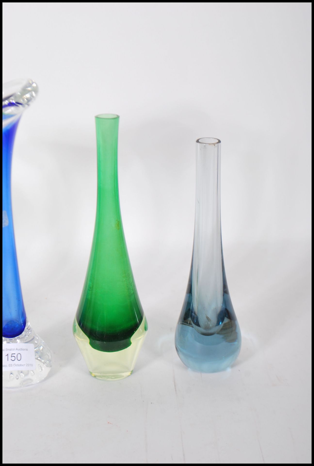 A collection of mid 20th Century vintage retro studio glass vases to include three coloured - Bild 4 aus 4