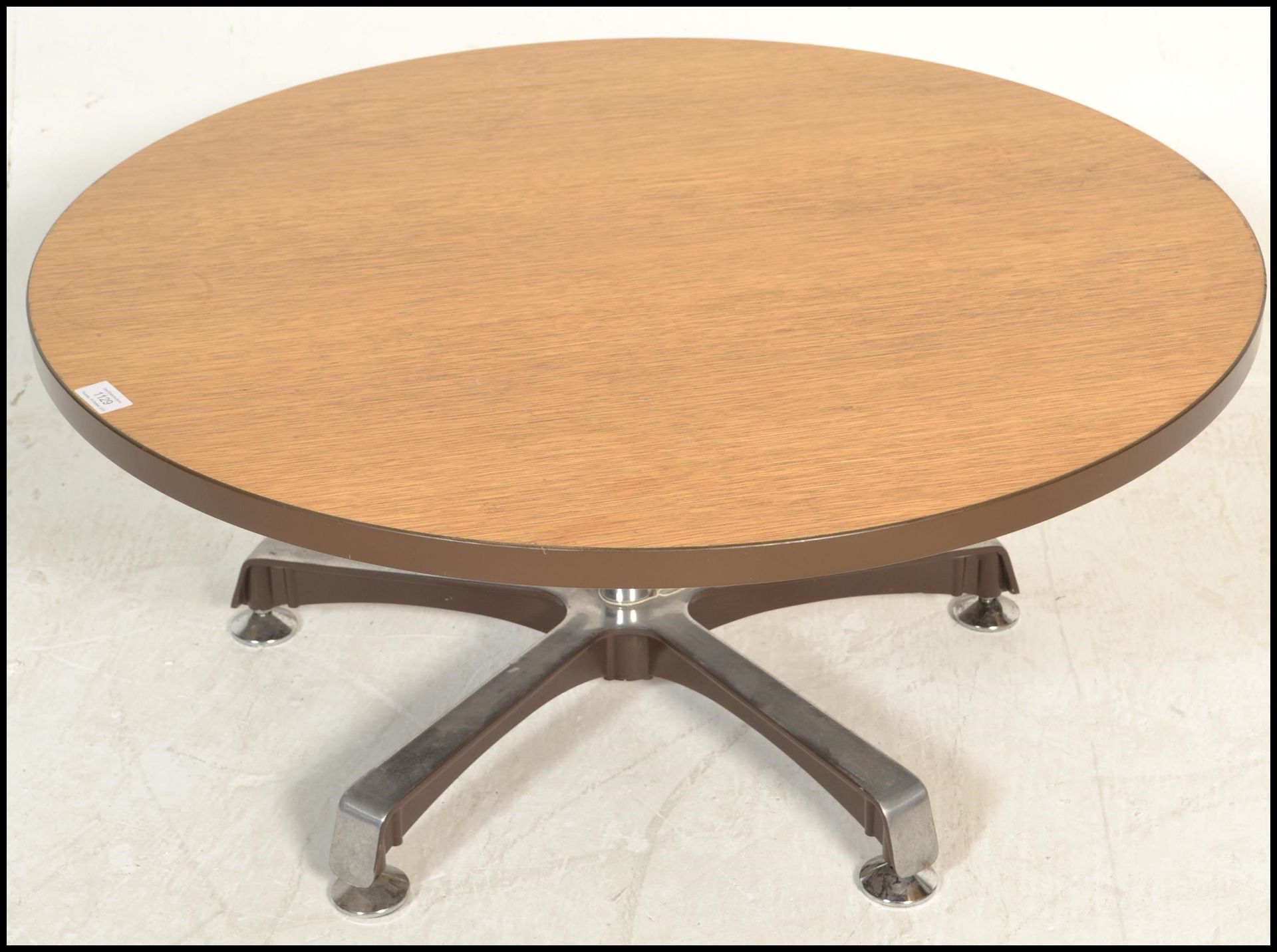 A retro 20th Century oak topped round coffee table raised on a single metal pedestal, supported by - Bild 5 aus 5