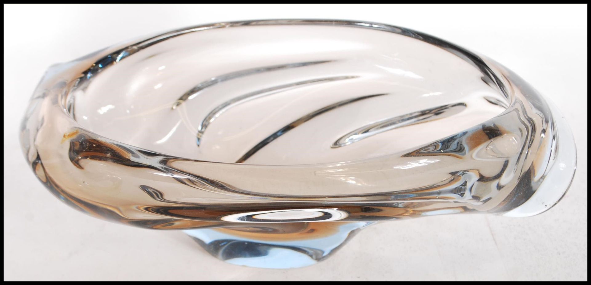 Two pieces of retro 20th Century Continental heavy studio glass dishes of scalloped asymmetric - Bild 8 aus 9