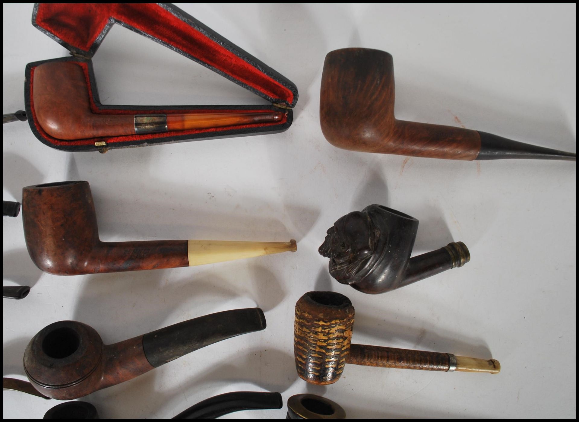 A good collection of vintage smoking tobacco pipes to include a leather case example having a - Bild 7 aus 7