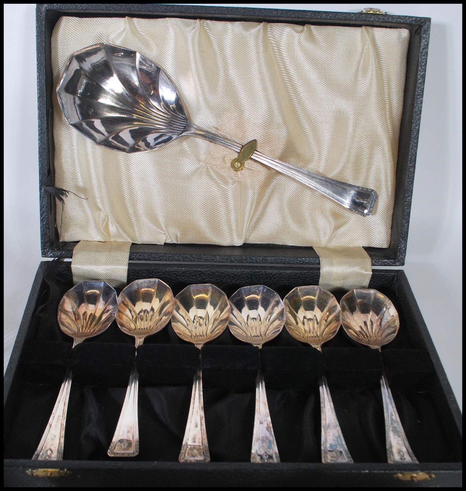 A collection of silver plated items to include 2 silver plated trophies, silver plated Viners - Bild 8 aus 8