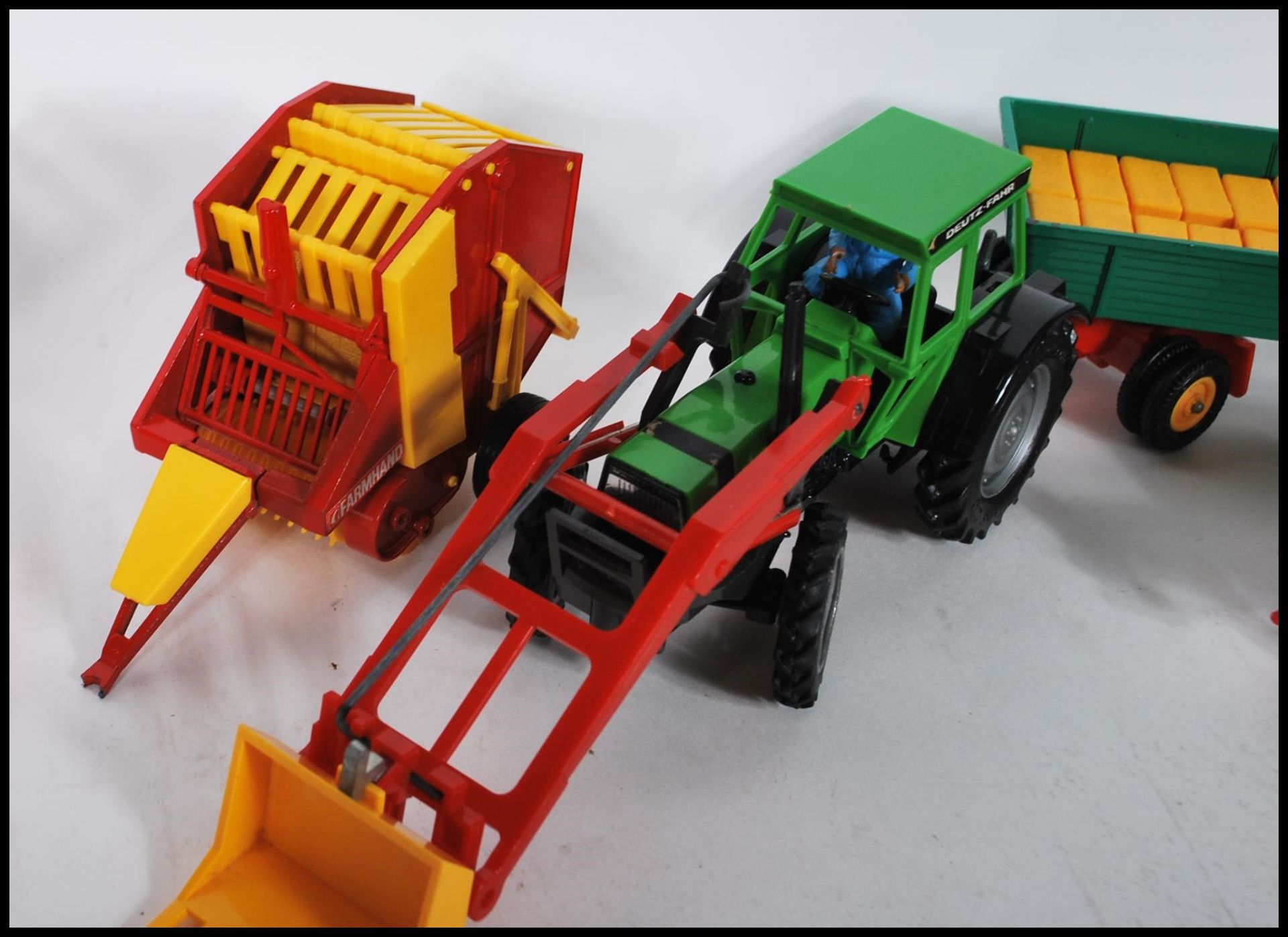 A COLLECTION OF BRITAINS FIRST FARMYARD VEHICLES AND ACCESSORIES. - Bild 3 aus 5