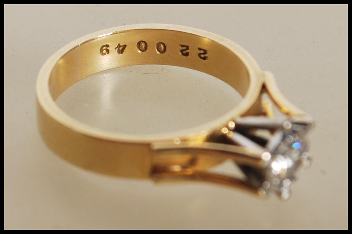 A stamped 18ct yellow gold ring having a decorativ - Image 6 of 6