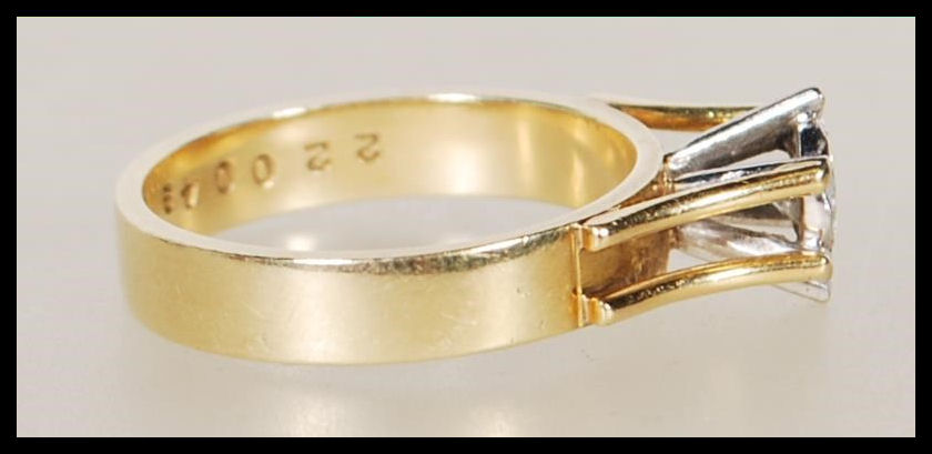 A stamped 18ct yellow gold ring having a decorativ - Image 2 of 6