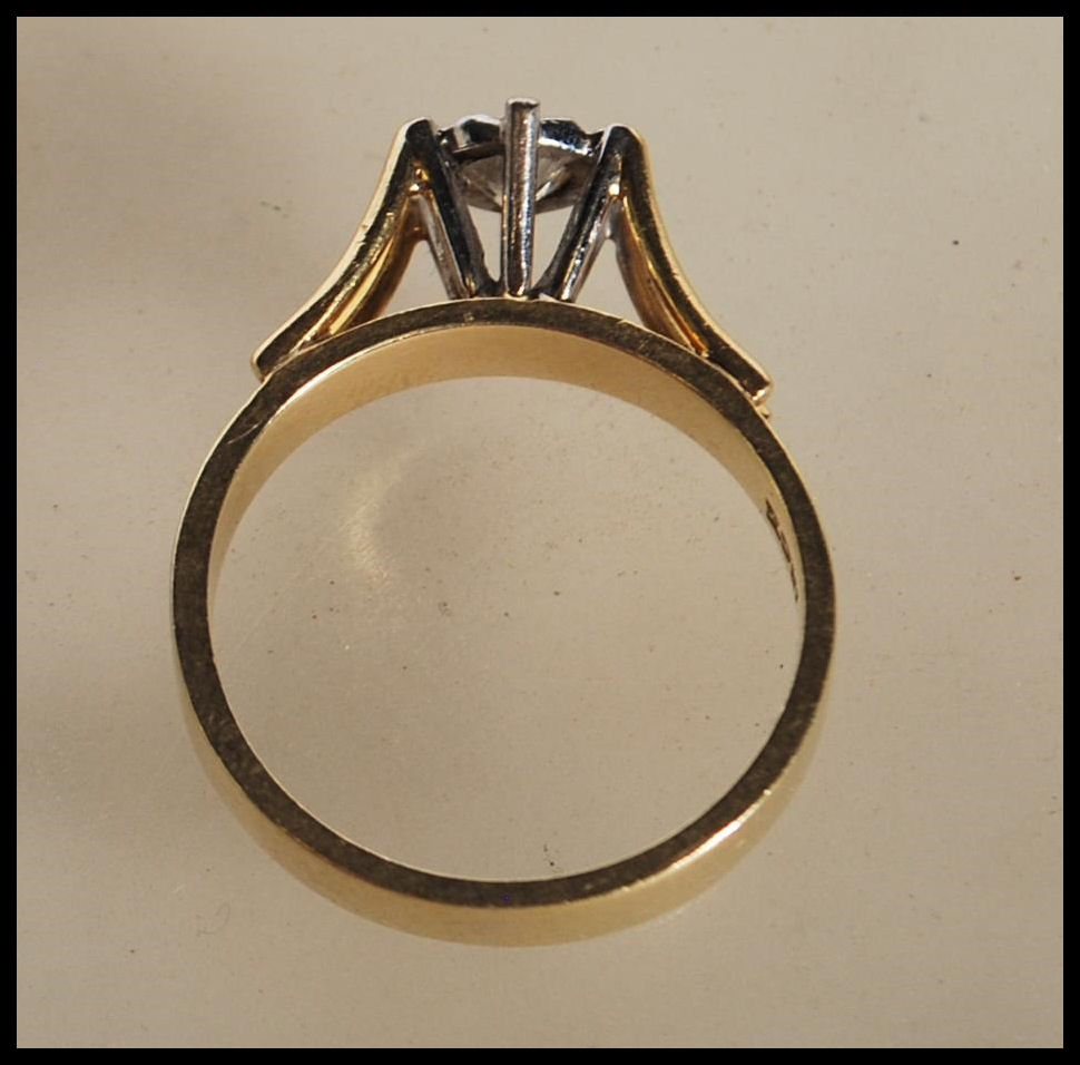 A stamped 18ct yellow gold ring having a decorativ - Image 4 of 6