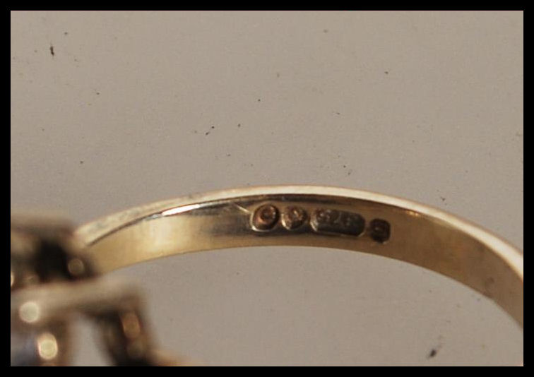 A hallmarked 9ct gold ring set with a cluster of r - Image 5 of 6