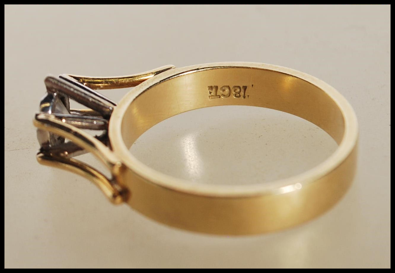 A stamped 18ct yellow gold ring having a decorativ - Image 5 of 6