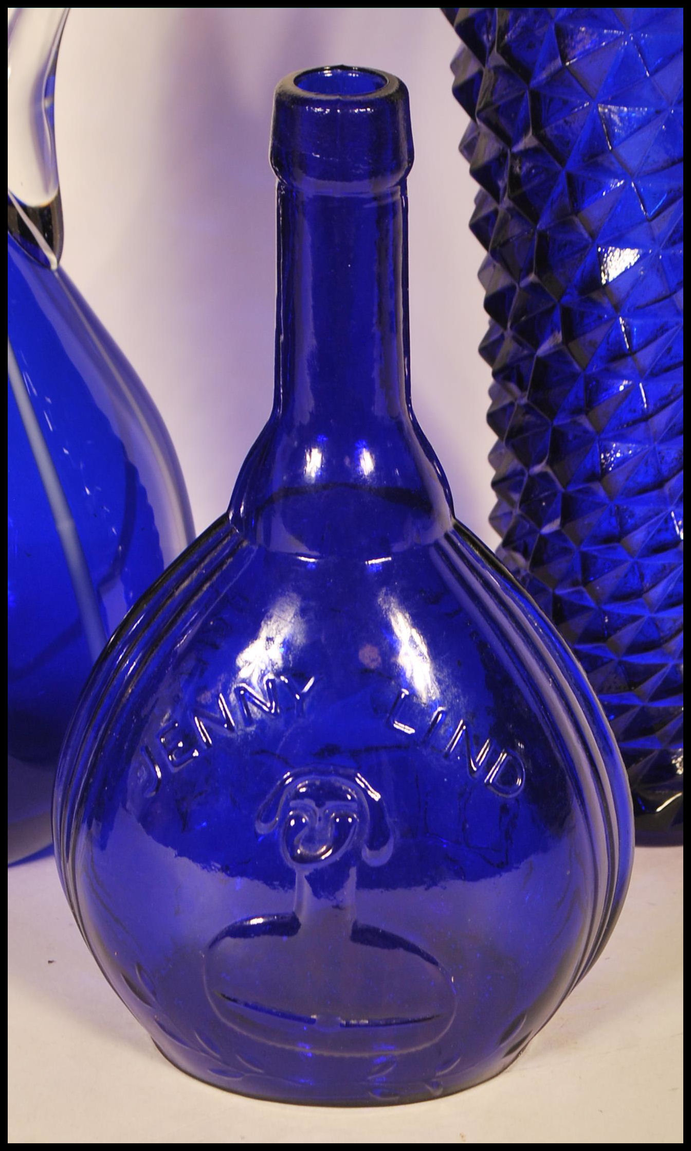 A collection of 20th Century blue glass items to i - Image 6 of 6