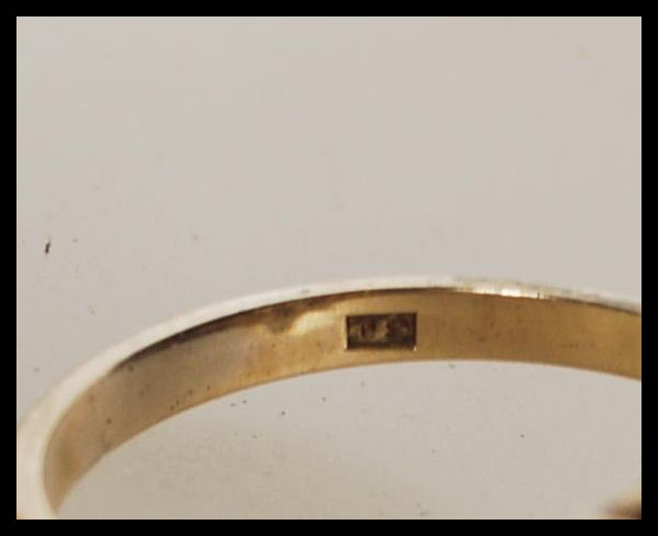 A hallmarked 9ct gold ring set with a cluster of r - Image 6 of 6