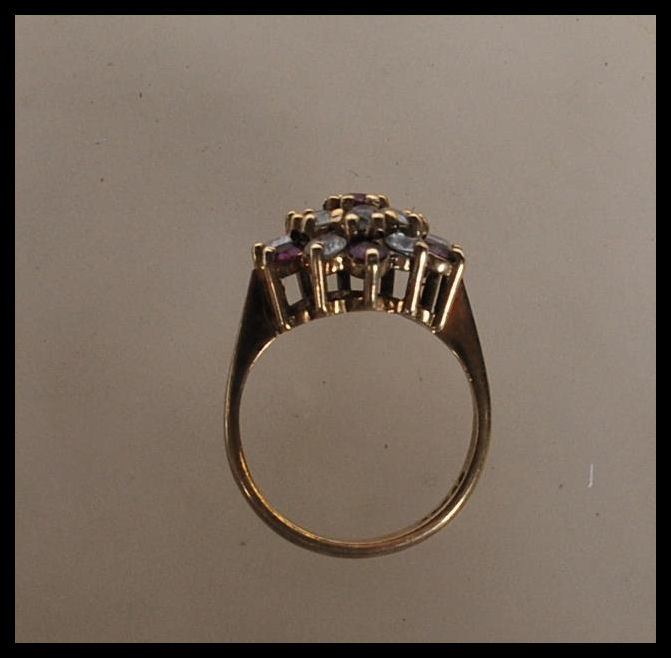 A hallmarked 9ct gold ring set with a cluster of r - Image 4 of 6