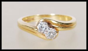 A hallmarked 18ct yellow gold ring having a crosso