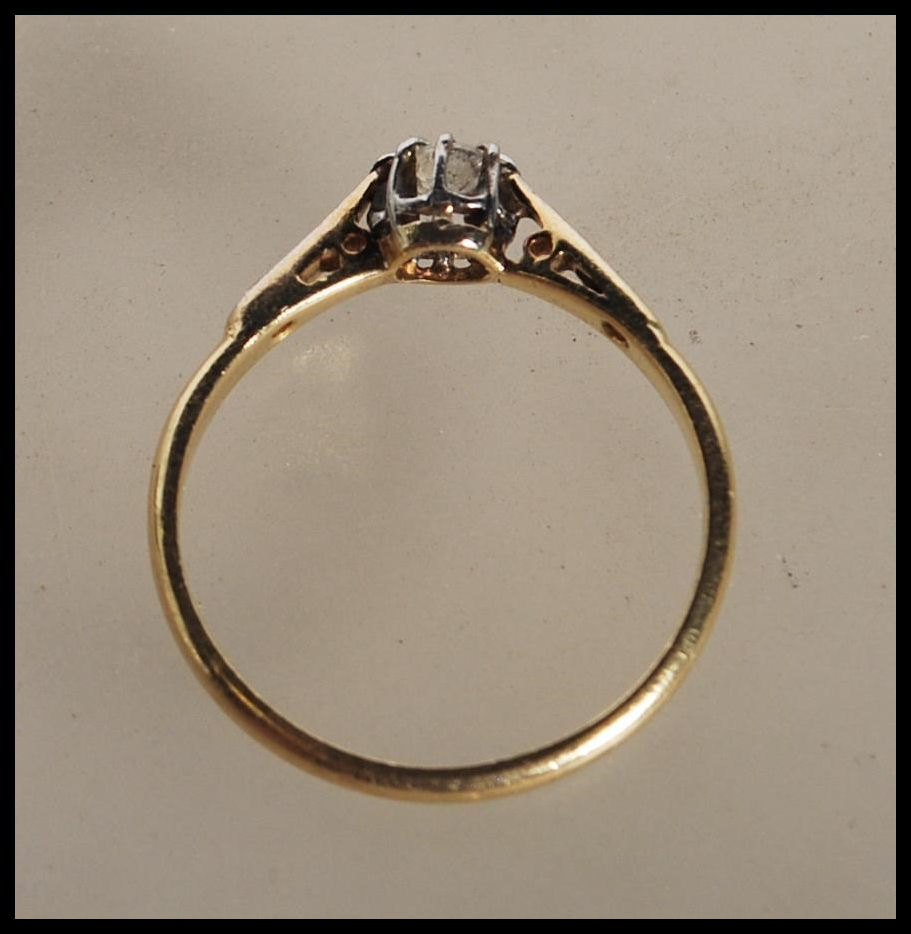 An 18ct yellow gold solitaire diamond ring having - Image 4 of 6