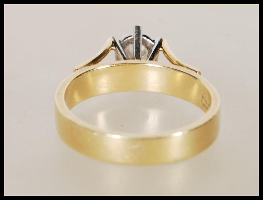 A stamped 18ct yellow gold ring having a decorativ - Image 3 of 6