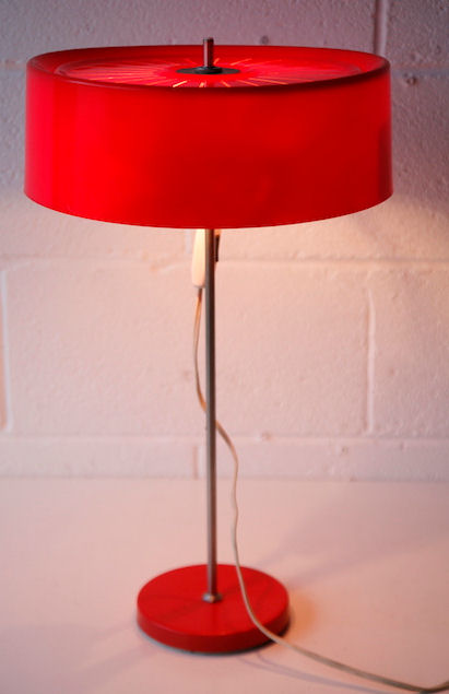 ORIGINAL 1970'S CZECHOSLOVAKIAN RED PLASTIC ADJUSTABLE TABLE LAMP - Image 3 of 5