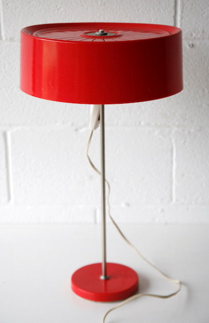 ORIGINAL 1970'S CZECHOSLOVAKIAN RED PLASTIC ADJUSTABLE TABLE LAMP - Image 2 of 5