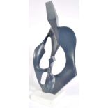 A 20TH CENTURY ABSTRACT SCULPTURE DEPICTING MOTHER AND CHILD