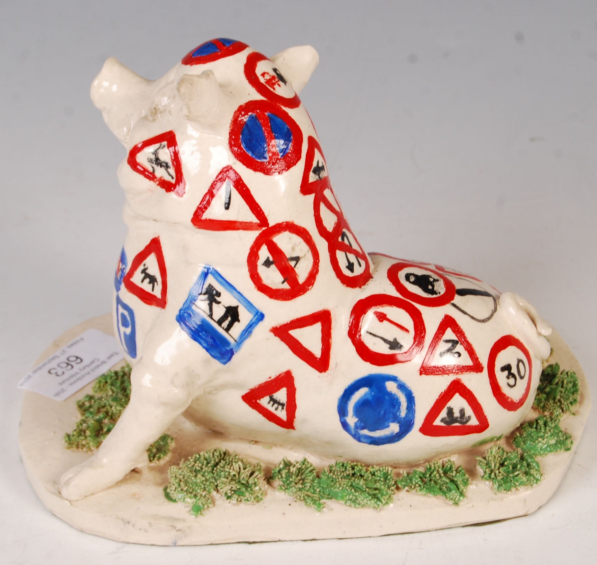 UNUSUAL STUDIO POTTERY CLAY PIG DECORATED WITH ROAD SIGNS - Bild 3 aus 5