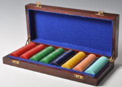 MID 20TH CENTURY VINTAGE CASED SET OF POKER / BETTING CHIPS