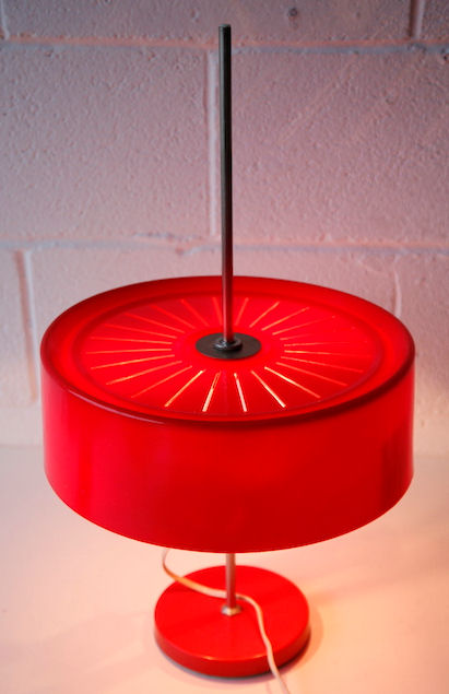 ORIGINAL 1970'S CZECHOSLOVAKIAN RED PLASTIC ADJUSTABLE TABLE LAMP - Image 4 of 5