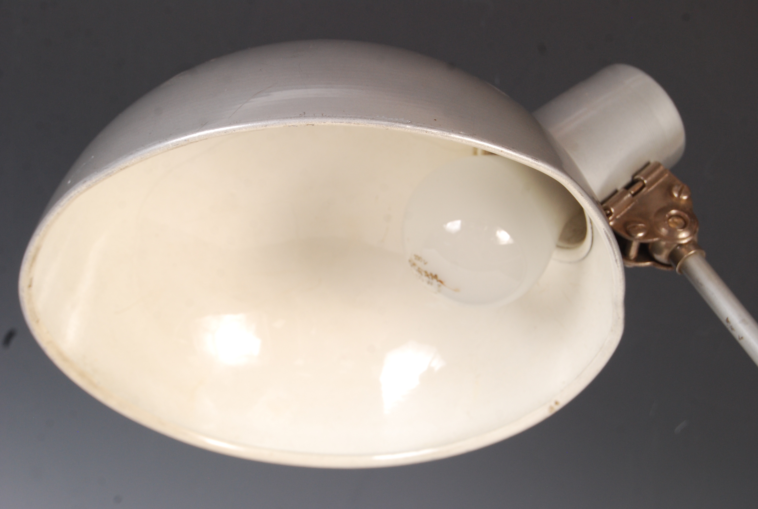 1950'S INDUSTRIAL GREY COATED ADJUSTABLE WORK DESK LAMP - Image 4 of 4