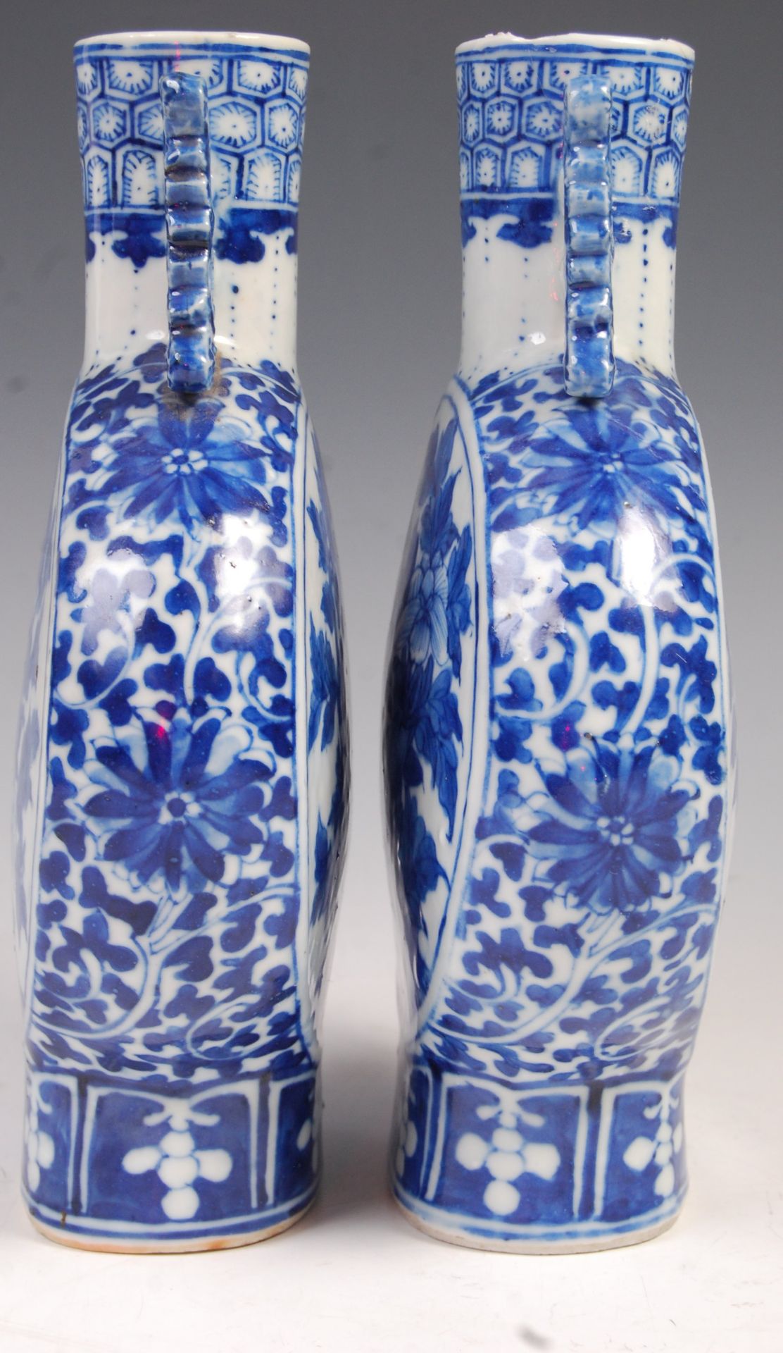 PAIR OF 19TH CENTURY CHINESE MOON FLASKS WITH KANGXI MARK - Bild 4 aus 11