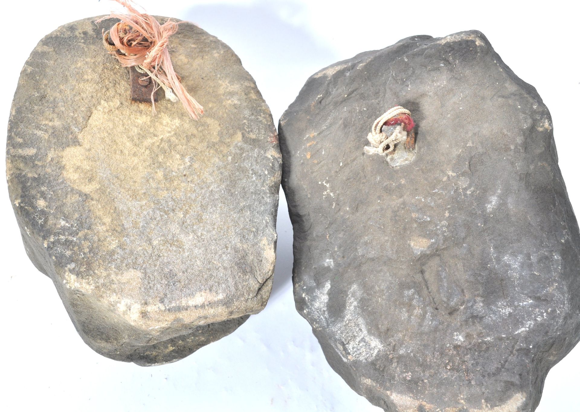 A PAIR OF EARLY CARVED STONE MEDIEVAL CARVED HEADS - CAUBLES - Bild 9 aus 11