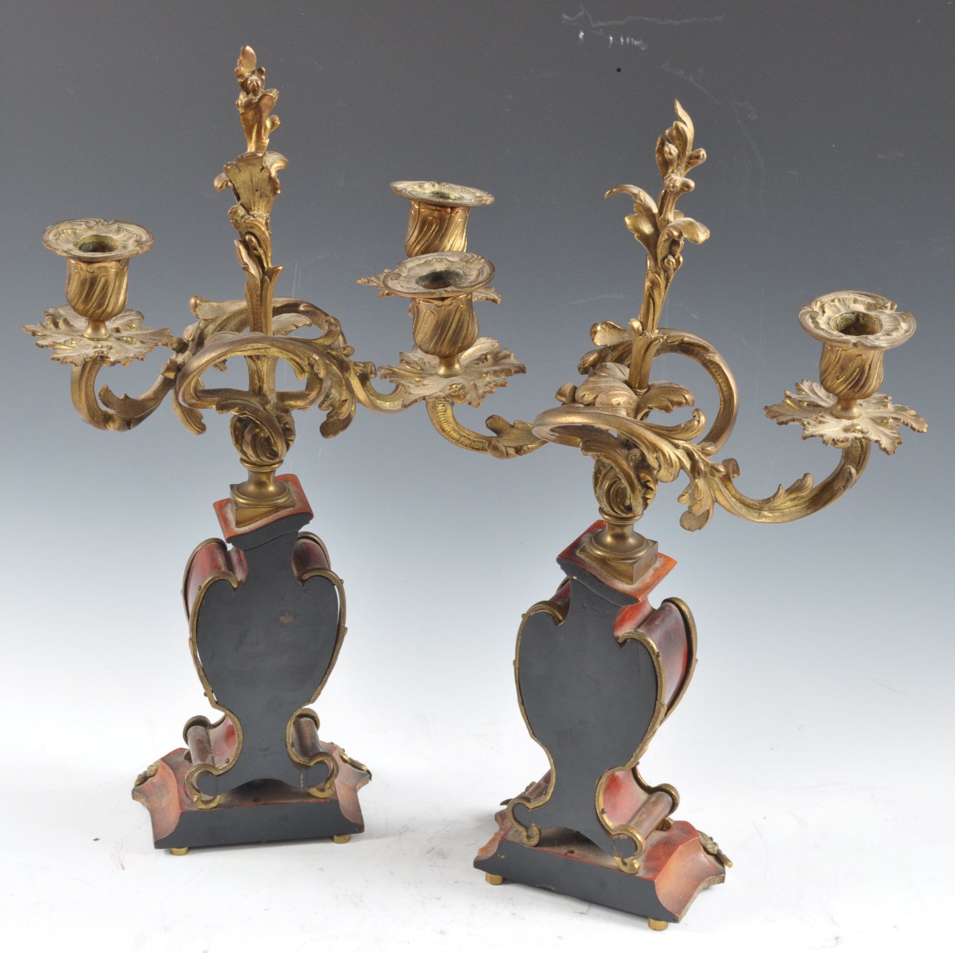 PAIR OF FRENCH 19TH CENTURY ORMOLU & SCARLET TORTOISESHELL CANDELABRA - Bild 8 aus 9