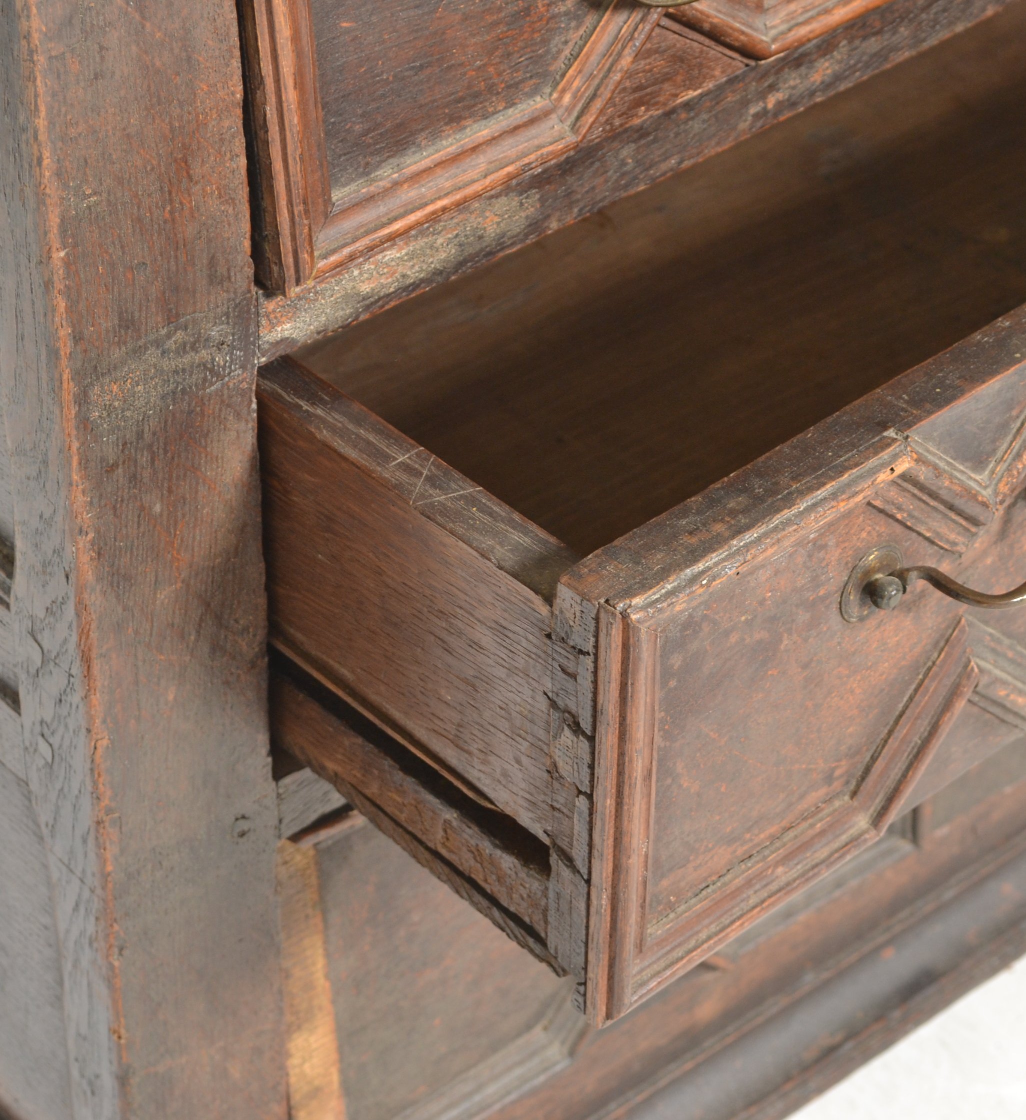 17TH CENTURY BLOCK FRONTED GEOMETRIC BACHELORS OAK CHEST OF DRAWERS - Image 4 of 6